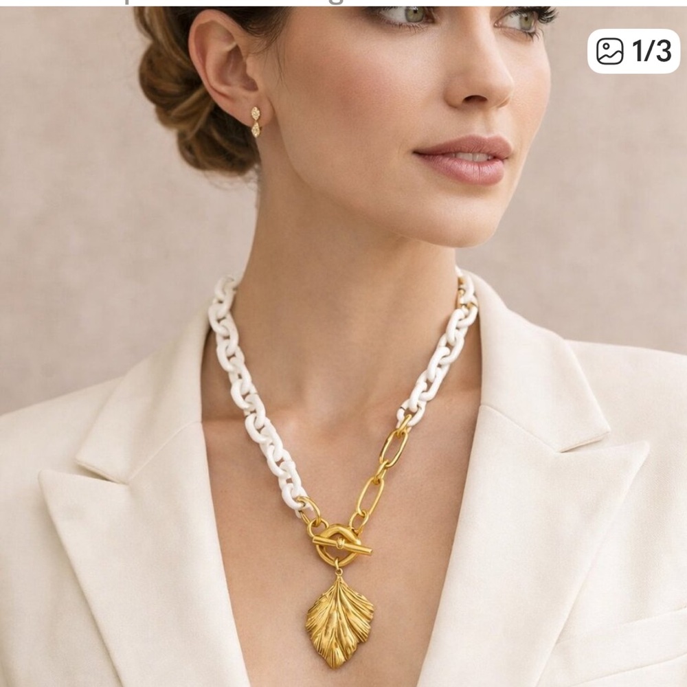Talia necklace by Plunder. White chain link w/gold chain leaf pendant New in box - Picture 3 of 7